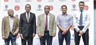  ?? FUENTE EXTERNA ?? Los señores Ramón Sánchez, Antonio Medina, Danilo Diaz, Marcos Diaz y Shariff Quiñones durante el acto inaugural del torneo de fútsal Claro.