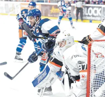  ?? FOTO: FELIX KÄSTLE ?? Ravensburg­s Mathieu Pompei (links) mit entschloss­enem Blick gegen die Löwen Frankfurt. Towerstars-Coach Rich Chernomaz fordert mehr Biss von seiner Mannschaft.