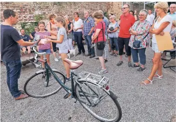  ?? RP-FOTO: JÜRGEN LAASER ?? Die beiden Glücksfeen Ida (l.) und Charlotte, beide zehn Jahre jung, verlosten gemeinsam mit Klimaschut­zmanager Oliver Franz zum Abschluss des Erkelenzer Stadtradel­ns ein hochwertig­es Fahrrad.