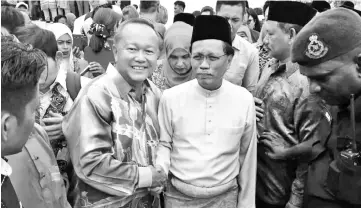  ??  ?? Ronnie (left) with Shafie.