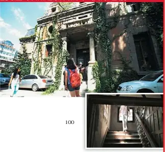  ??  ?? 日前京城老宅為背景的­驚悚片上映，吸引眾多「探險迷」來「朝內81號院」探險，有民眾在老樓內參觀(小圖)。 (取材自新京報)