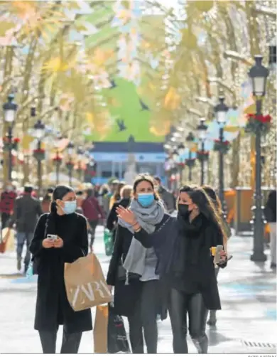  ?? JAVIER ALBIÑANA ?? Tres jóvenes de compras por el centro de Málaga, el pasado 29 de diciembre.