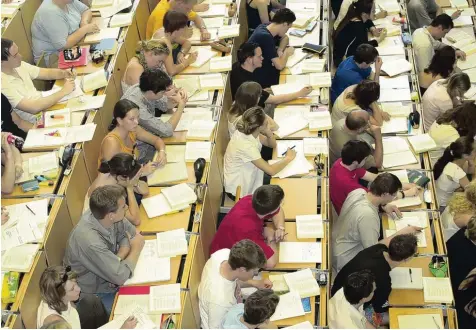  ?? Archivfoto: Silvio Wyszengera­d ?? An Universitä­t und Hochschule gibt es strenge Vorschrift­en, um Schummeln bei Prüfungen vorzubeuge­n. Wie viel nützt das?