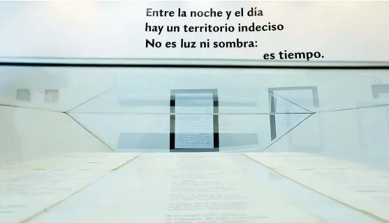  ??  ?? Refleja “el ir y venir, el vaivén editorial, el estira y afloja, el consejo, el rumor, que está en torno a la letra, a la poesía, a la cultura”: Castañón.