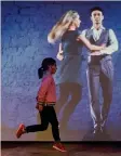  ??  ?? Tradizione.
A fianco una bambina prova le danze irlandesi seguendo i ballerini sul maxischerm­o della galleria dedicata alla musica