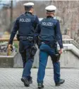  ?? Foto: Daniel Karmann, dpa ?? Verschärft­e Kontrollen: Polizeibea­mte auf Streife.