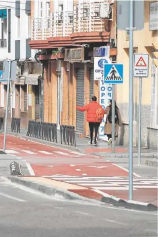  ?? // J. M. GARCÍA ?? Dos jóvenes caminan junto al carril bici de la localidad