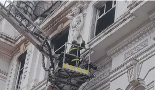  ?? FOTOS: EMMANUEL BRIANE - LA NUEVA. ?? se originó aparenteme­nte por una "falla eléctrica" en la caldera del edificio.