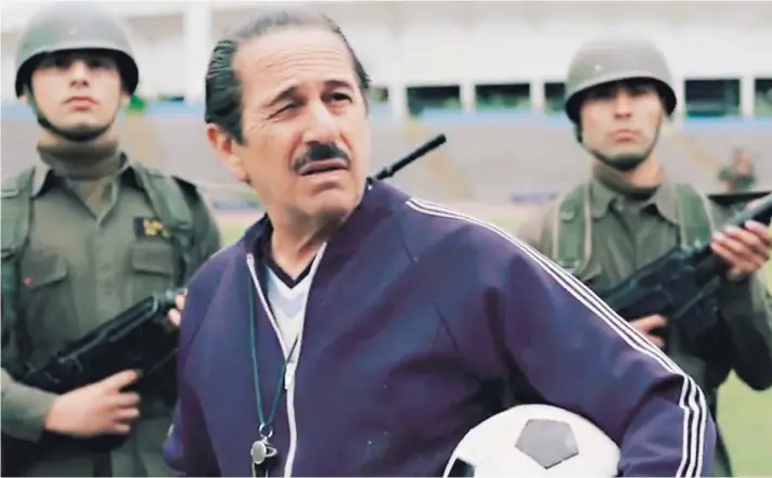  ??  ?? ► Alfredo Castro como el entrenador Luis “Zorro” Alamos en la película El gol más triste, de Sergio Castro, que logró $ 200.000.000.