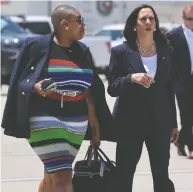  ?? EVELYN HOCKSTEIN / REUTERS FILES ?? Symone Sanders, left, is one of several former members of U.S. Vice-President Kamala Harris' staff who have
resigned after less than a year on the job.