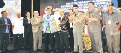  ??  ?? TERIMA KASIH: Abang Johari (lima kiri) menerima cendermata khas daripada ketua-ketua masyarakat pelbagai kaum dari Miri, Limbang dan Bintulu yang disampaika­n Ketua Masyarakat Penan Miri Temenggung Datuk Hassan Sui.