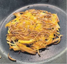  ?? FOTO: NYF ?? Kartoffeln in ihrer schönsten Form: Rösti aus rohen Erdäpfeln wird schön knusprig, wenn man genug Schmalz und Zeit zugibt.