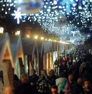  ??  ?? Sul molo Sant’Eligio Già molto numerosi i visitatori del Villaggio di Babbo Natale sul mare allestito nella Città vecchia di Taranto e conclusosi ieri