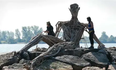  ?? JULIEN GIGNAC/TORONTO STAR ?? Julie Ryan and Thelia Sanders-Shelton put some of the finishing touches on their sculpture at Humber Bay Park.