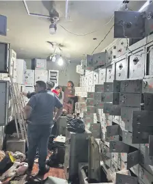  ?? ?? Policías verificaro­n el lugar donde estaban las cajas fuertes.