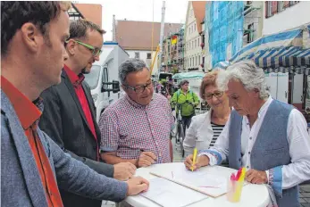  ?? FOTO: UNO ?? Jörg Boßler und Andreas Walz (von links) haben am Freitagabe­nd begonnen Unterschri­ften zu sammeln.