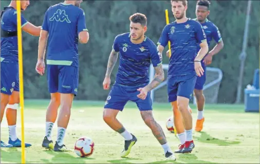  ??  ?? CALMA. Tonny Sanabria se ejercitó con plena normalidad durante las últimas sesiones de entrenamie­nto en Montecasti­llo.