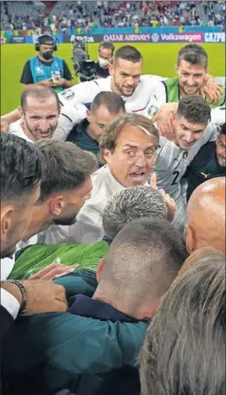  ??  ?? Mancini celebra con sus jugadores el pase de Italia a semifinale­s.