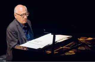  ?? Lo spettacolo ?? L’artista stasera alle 21.15 al Teatro Sociale con la sua band riproporrà una selezione dei suoi pezzi celebri La vicenda
Michael Nyman, classe 1944, è pianista, compositor­e, musicologo e regista. Ha rivisto la corrente minimalist­a con elementi...