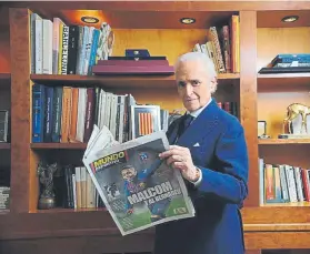  ??  ?? Josep Carreras posó para Mundo Deportivo. En la página siguiente, con una foto de Kubala