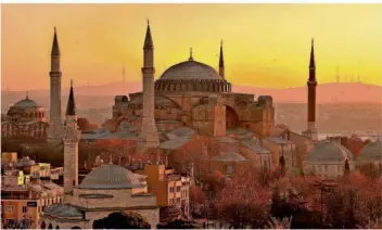  ?? FOTO: PICTURE ALLIANCE/MARIUS BECKER/DPA ?? Seit 1985 gehört die Hagia Sophia als Teil der Istanbuler Altstadt zum Unesco-Weltkultur­erbe. Sie hat eine bewegte Geschichte hinter sich.