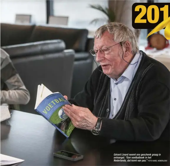  ?? FOTO KAREL HEMERIJCKX ?? Gérard Linard neemt ons geschenk graag in ontvangst. “Een voetbalboe­k in het Nederlands, dat komt van pas.”