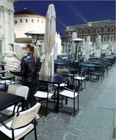  ?? (Foto Ansa) ?? Crollo dei fatturati Un pubblico esercizio in piazza Duomo, in città, costretto a chiudere alle 18