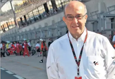  ??  ?? REFERENTE. Carmelo Ezpeleta es CEO de Dorna, la empresa que organiza el Mundial de motociclis­mo.