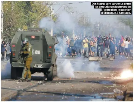  ??  ?? Des heurts sont survenus entre les émeutiers et les forces de l’ordre dans le quartier d’El Bosque, à Santiago.