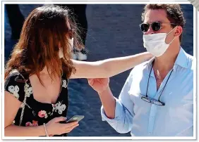  ??  ?? WHEN IN ROME: Ms James gets close to Dominic West in Italy in October