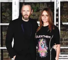  ?? — AFP photos ?? British fashion designer Stella McCartney (R) poses with her husband Alasdhair Willis (L) arriving for the presentati­on of her menswear launch and women’s Spring 2017 collection presentati­on in London on November 10, 2016.