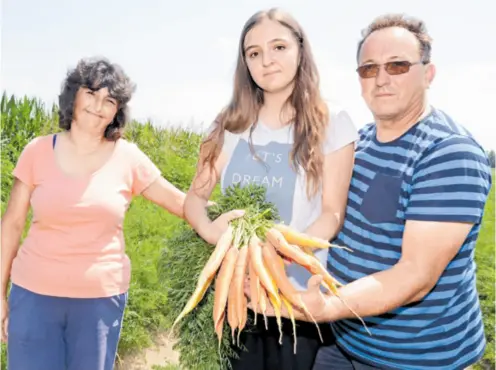  ??  ?? Supruga Katica, kći osnovnoško­lka Nikolina i Zlatko Tumpak