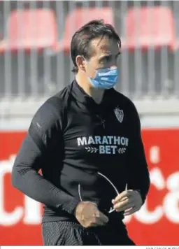  ?? JUAN CARLOS MUÑOZ ?? Lopetegui se limpia las gafas de sol en el entrenamie­nto.