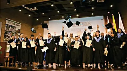  ?? FOTO CORTESÍA ?? En la graduación, en la Institució­n Educativa Juan Bautista, los estudiante­s expresaron emotividad, pues el estudio les permite enrutar sus vidas para ser útiles a la sociedad.