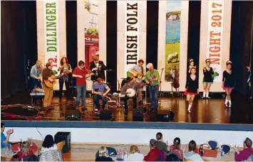  ?? Foto: Brigitte Bunk ?? Zum Ende der Irish Folk Night in Dillingen boten die Musiker den Gästen eine gemeinsame Session. Da unterhielt­en die Matching Ties mit Craobh Rua und den Tänzerinne­n von „O’Brannlaig Rinceoir“.