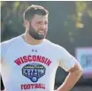  ?? JOE CAVARETTA/SUN SENTINEL ?? Dolphins linebacker Vince Biegel during a workout with Pete Bommarito Training in Davie on July 16.