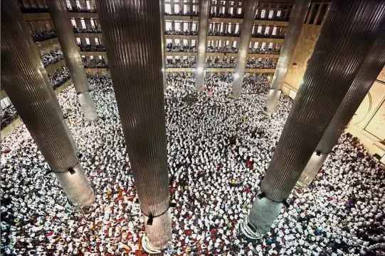  ?? — AP ?? Leadership rally: Muslim men attending a prayer at Istiqlal Mosque in Jakarta, Indonesia.