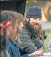  ??  ?? Phil Robertson, flanqueado por sus hijos