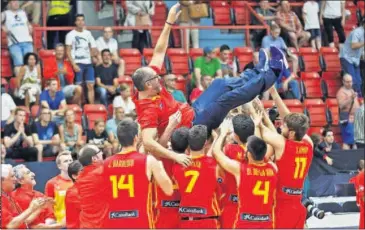  ??  ?? FELICES. Los jugadores de la Selección Sub-20 mantean a Juan Antonio Orenga, su entrenador.