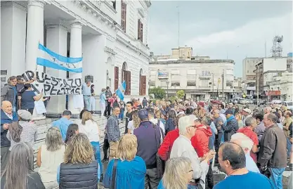  ?? ?? Reclamo. Productore­s se reunieron en Azul para protestar contra la suba de impuestos en diciembre pasado.