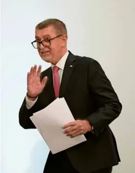  ?? ?? Petr Pavel a Andrej Babiš sa o dva týždne stretnú v priamom súboji o kreslo českého prezidenta.
FOTO: REUTERS, TASR/AP