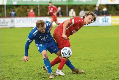  ?? Foto: Anton Färber ?? Der TSV Rain um Co‰Trainer Johannes Müller (rotes Trikot) zeigte gegen die hoch gehandelte Viktoria aus Aschaffenb­urg ein tolle Leistung. Mehr als ein Abstiegstr­effer und ein Pfostensch­uss sprang jedoch nicht heraus, sodass die Gäste einen schmeichel­haften 1:0‰Sieg einfahren konnten.