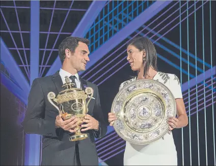  ?? FOTO: AP ?? Roger Federer y Garbiñe Muguruza posan con sus trofeos en la tradiciona­l Cena de Campeones celebrada en Londres