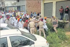  ?? HT PHOTOS ?? Police personnel trying to control the political workers clashing at Dharamkot in Moga district on Friday; (right) a car with broken windshield­s at the spot.
