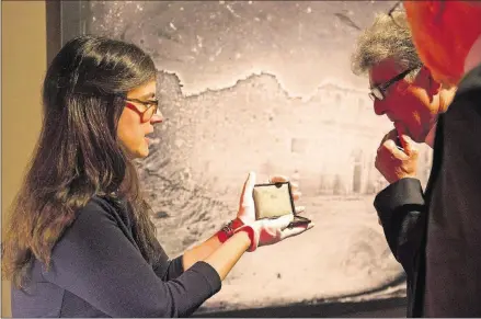  ?? PHOTOS CONTRIBUTE­D BY JAY GODWIN ?? Amy Bowman shows a 1849 daguerreot­ype of the Alamo to Texas Rep. Elliott Naishtat.