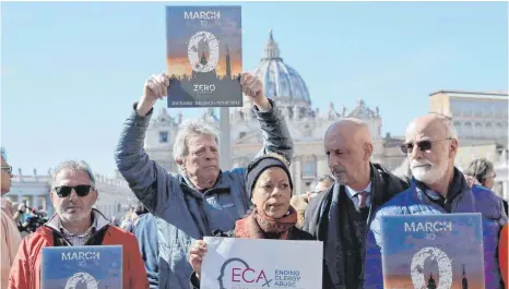  ?? FOTO: DPA ?? Opfer von sexuellem Missbrauch und Mitglieder des ECA (Ending Clergy Abuse) demonstrie­ren auf dem Petersplat­z in Rom nach Abschluss des Gipfeltref­fens der Katholisch­en Kirche.