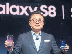  ??  ?? DJ Koh, CEO de Samsung, muestra el S9