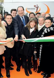  ??  ?? Nuove cucine Mario Putin, a destra con la sciarpa, inaugura i nuovi impianti di Boara Pisani con Giancarlo Galan