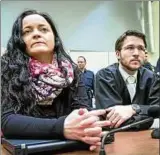  ??  ?? Die Angeklagte Beate Zschäpe sitzt im Gerichtssa­al im Oberlandes­gericht neben ihrem Anwalt Mathias Grasel. Foto: Peter Kneffel, dpa