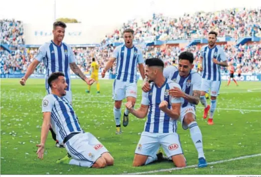  ?? ALBERTO DOMÍNGUEZ ?? Los jugadores del Recreativo celebran el tanto de Caye al Villanoven­se que certificó el primer puesto.